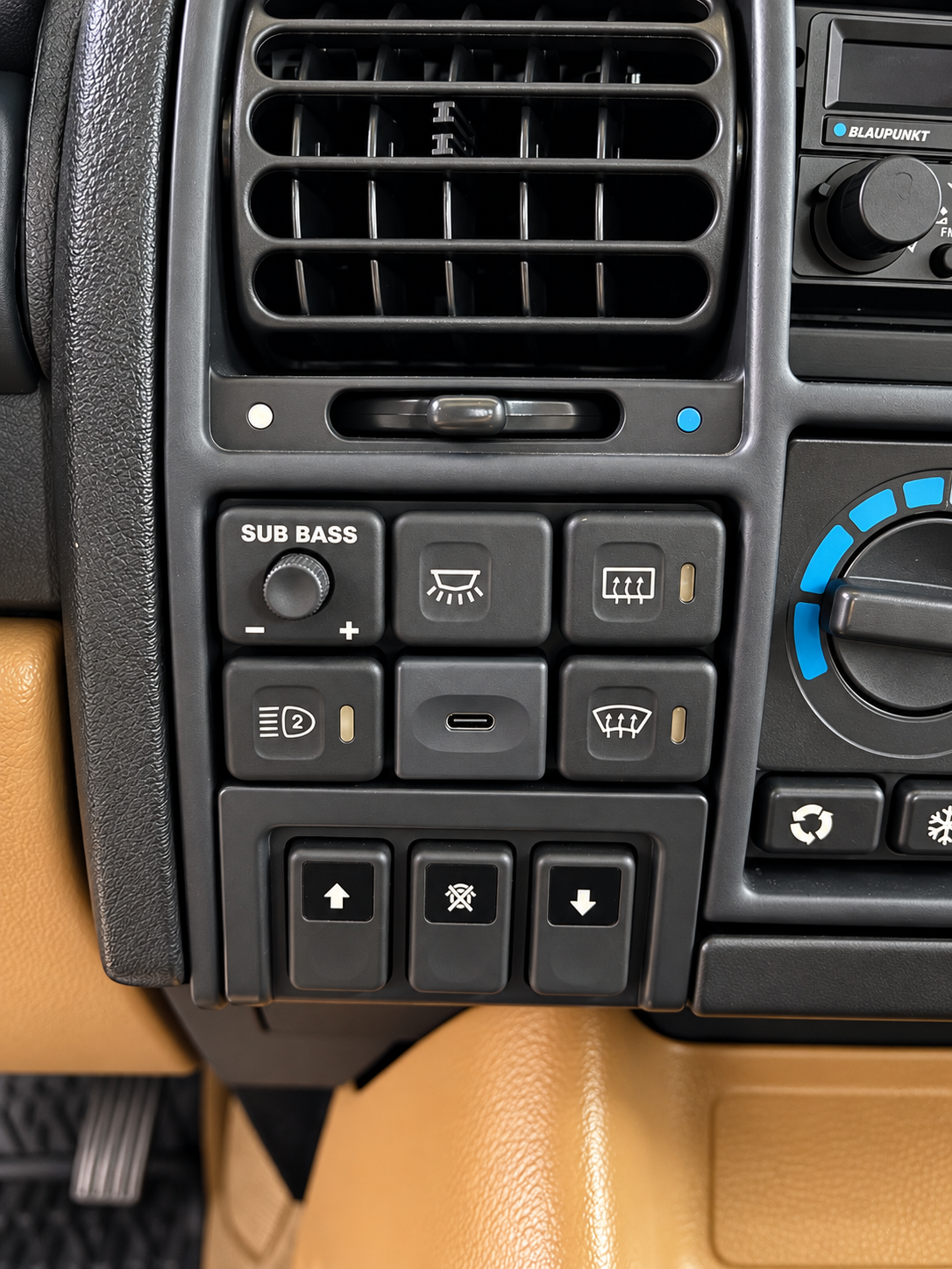 USB C Socket Range Rover Classic and Discovery II